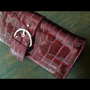Rich red wine colored croc wristlet/wallet 🍷